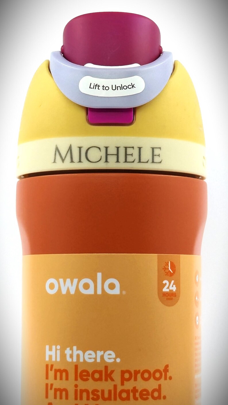Pu&ograve; includere: Una borraccia Owala dai colori vivaci, arancione, giallo e viola. Il tappo riporta la scritta "Lift to Unlock". La borraccia, con il marchio "MICHELE", &egrave; a prova di perdite e isolata. Progettata per mantenere i liquidi freddi per 24 ore.