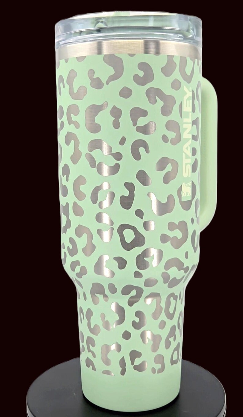 Puede incluir: Una taza de cer&aacute;mica blanca con un asa negra y el texto "But First, Coffee" en un estilo manuscrito. La taza est&aacute; sobre una superficie blanca. La taza mide 10 cm de alto.