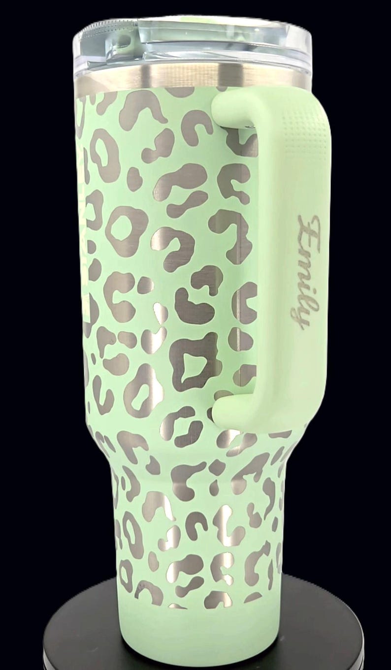 Puede incluir: Un letrero de madera hecho a mano con el texto "Welcome to our home" en un estilo manuscrito. El letrero est&aacute; pintado de blanco con un marco te&ntilde;ido oscuro. Una peque&ntilde;a planta verde est&aacute; colocada encima.