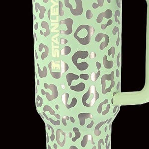 Vaso Stanley ProTour Leopard de 40 oz, envoltura completa grabada con láser, nombre personalizado en el asa, regalo de la Copa Stanley en tonos pastel imagen 8