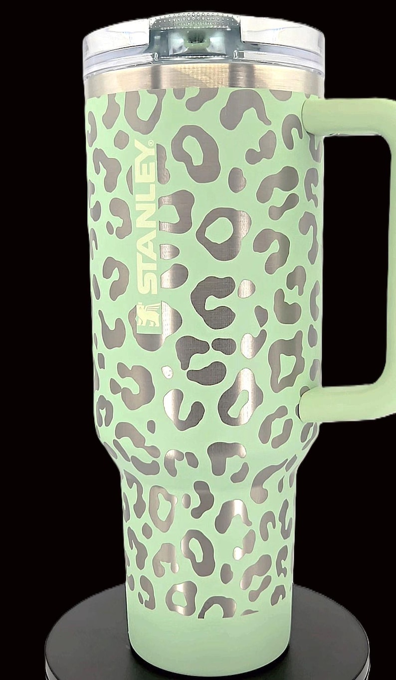 Vaso Stanley ProTour Leopard de 40 oz, envoltura completa grabada con láser, nombre personalizado en el asa, regalo de la Copa Stanley en tonos pastel imagen 8