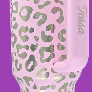 Vaso Stanley ProTour Leopard de 40 oz, envoltura completa grabada con láser, nombre personalizado en el asa, regalo de la Copa Stanley en tonos pastel imagen 9