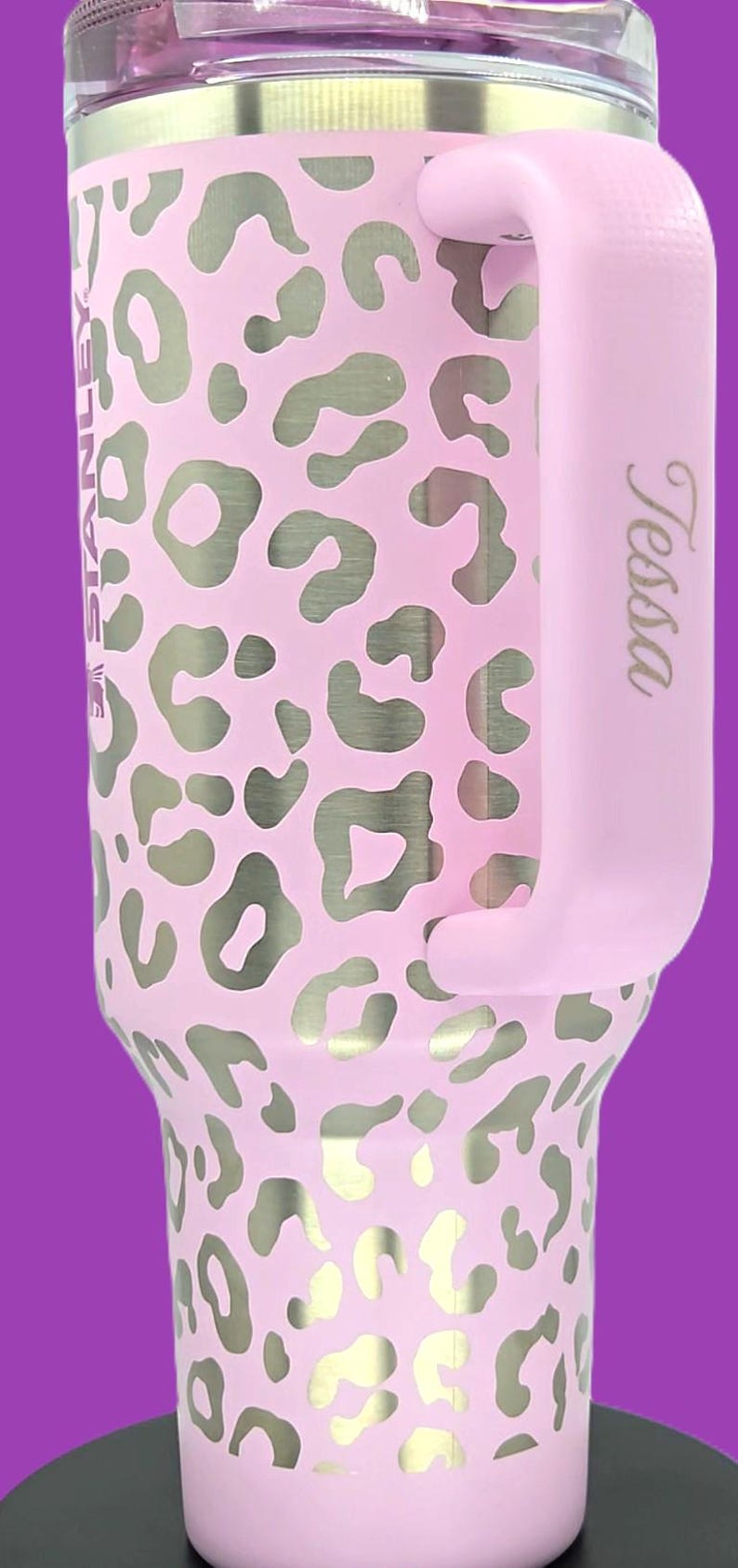 Vaso Stanley ProTour Leopard de 40 oz, envoltura completa grabada con láser, nombre personalizado en el asa, regalo de la Copa Stanley en tonos pastel imagen 9