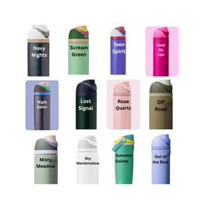 Pu&ograve; includere: Una collezione di borracce isolate colorate. Ogni borraccia ha una combinazione di colori unica ed &egrave; etichettata con un nome descrittivo come "Navy Nights", "Scream Green" e "Read My Lips". Le borracce hanno un design elegante e moderno.