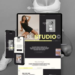 Peut inclure: Maquette numérique présentant un site web de fitness sur un ordinateur portable et deux smartphones. Le site web présente un design noir et blanc avec le texte "CORE STUDIO" et des images d'une femme en tenue d'entraînement. Les appareils sont sur fond gris.