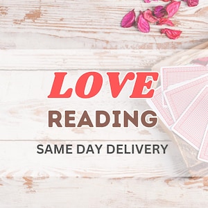 Op de afbeelding: De afbeelding toont de woorden "LOVE READING" in rood en bruin, met "SAME DAY DELIVERY" eronder. Een kaartspel is rechts zichtbaar en gedroogde roze bloemblaadjes zijn verspreid over een wit houten oppervlak.