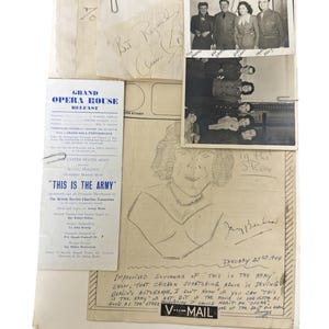Op de afbeelding: Een verzameling vintage memorabilia, waaronder foto's, een theaterprogramma voor "This is the Army" en handgeschreven notities. De items worden bij elkaar gehouden met paperclips en bevatten handtekeningen en schetsen.