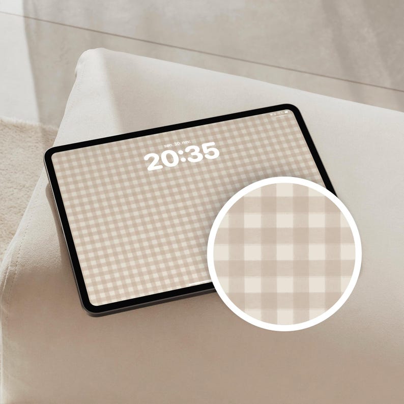 Pode incluir: Um tablet com moldura preta exibindo um papel de parede com padr&atilde;o xadrez vichy bege e branco. A tela mostra a hora 20:35 em texto branco. Um detalhe circular &agrave; direita oferece uma vis&atilde;o ampliada do padr&atilde;o xadrez repetitivo.