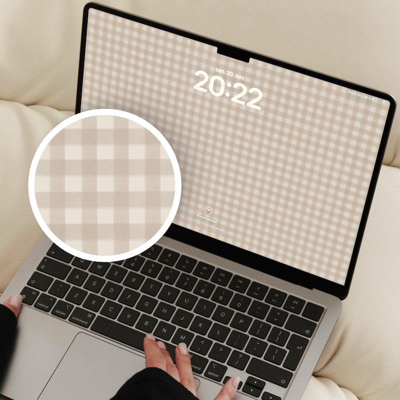 Pode incluir: Um computador port&aacute;til com um papel de parede digital de padr&atilde;o xadrez vichy bege e branco no ecr&atilde;. O ecr&atilde; mostra a hora 20:22 e a data san. 30. nov. Uma inser&ccedil;&atilde;o circular mostra uma vista ampliada do padr&atilde;o xadrez repetitivo.