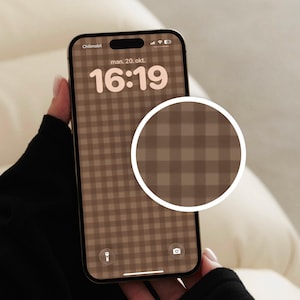 May include: A smartphone displaying a brown and beige gingham check pattern as a digital wallpaper. The screen shows the time 16:19 and the date man. 20. okt. A circular inset highlights a magnified view of the checkered pattern design.