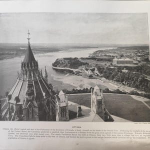 Puede incluir: Fotografía vintage en blanco y negro de Ottawa, Canadá. La imagen muestra los edificios del Parlamento con una torre alta y ornamentada y varias torres más pequeñas. El río Ottawa y el paisaje urbano circundante son visibles.