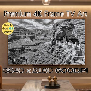 Puede incluir: Imagen en blanco y negro de un cañón y antiguas viviendas, mostrada en una pantalla grande. La pantalla está enmarcada en un borde de madera. El texto en la parte superior dice "Premium 4K Frame TV Art". El texto adicional incluye "Buy 1 Get 63 FREE" y "3840 x 2160 600DPI".