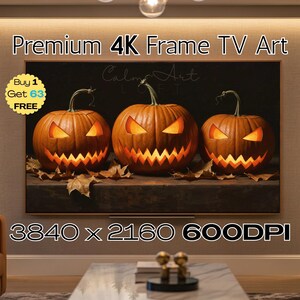 Peut inclure: Œuvre d'art numérique pour un téléviseur à cadre 4K avec trois citrouilles orange sculptées avec des yeux et des bouches lumineuses. Les citrouilles sont sur une surface en bois avec des feuilles. Le texte "Premium 4K Frame TV Art" est en haut.