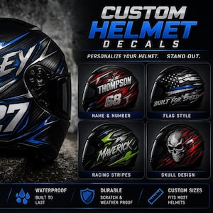 Può includere: Casco da moto nero con dettagli blu e argento, con il nome "RILEY" e il numero "27". L'immagine mostra esempi di decalcomanie per casco personalizzate, tra cui nome e numero, stile bandiera, strisce da corsa e design teschio.