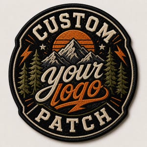 Può includere: Una toppa ricamata circolare con sfondo nero che raffigura una catena montuosa, un tramonto e alberi di pino. Il testo CUSTOM YOUR LOGO PATCH è ricamato in filo color crema e arancione. Il design include fulmini arancioni su entrambi i lati.