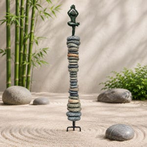 Unik staplad stenskulptur med yogagroda, naturlig flodsten i zen-trädgård, trädgårdskonst för utomhusbruk