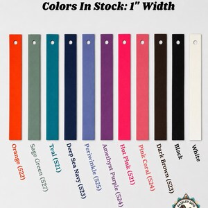 Puede incluir: Once tiras rectangulares verticales de 2,54 cm de ancho, cada una con un orificio circular en la parte superior. Los colores son naranja, verde salvia, verde azulado, azul marino profundo, b&iacute;garo, morado amatista, rosa fuerte, coral, marr&oacute;n, negro y blanco.