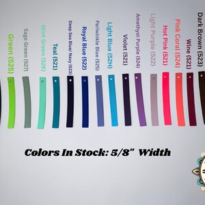 Puede incluir: Una carta de colores que muestra diecinueve tiras de cuero verticales en varios tonos, incluyendo rojo, naranja, amarillo, verde, azul, violeta, rosa, marr&oacute;n, negro y blanco. Cada tira tiene un agujero arriba. El texto dice: Colors In Stock: 5/8" Width.