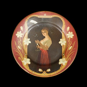 Antiker Blech Teller Frau Hält eine Kerze Unmarkierter Wiener Kunst Teller Victorian Chippy Cottagecore