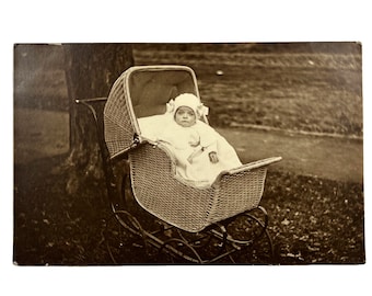 Postal vintage de RPPC con fotografía de bebé con capota y cochecito SIN USAR