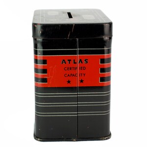 K&ouml;nnte beinhalten: Schwarze Metall-Sparb&uuml;chse mit einem roten Streifen und wei&szlig;er Aufschrift "ATLAS CERTIFIED CAPACITY" mit zwei Sternen.