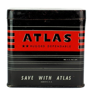 K&ouml;nnte beinhalten: Eine schwarze Metalldose mit roten und wei&szlig;en Streifen. Die Dose tr&auml;gt die Aufschrift "ATLAS", "RUGGED DEPENDABLE", "REG. U.S. PAT. OFF.", "SAVE WITH ATLAS" und "MADE IN U.S.A.".