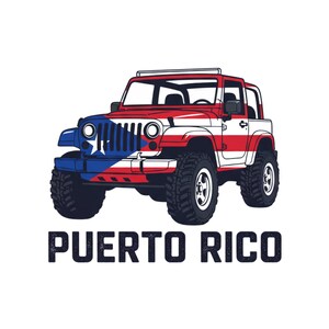 Op de afbeelding: Een rood, wit en blauw Jeep-voertuig met het ontwerp van de Puerto Ricaanse vlag op de voorkant. De tekst "PUERTO RICO" is in een verweerde lettertype eronder gedrukt. De Jeep heeft grote banden en een wit dakrek.