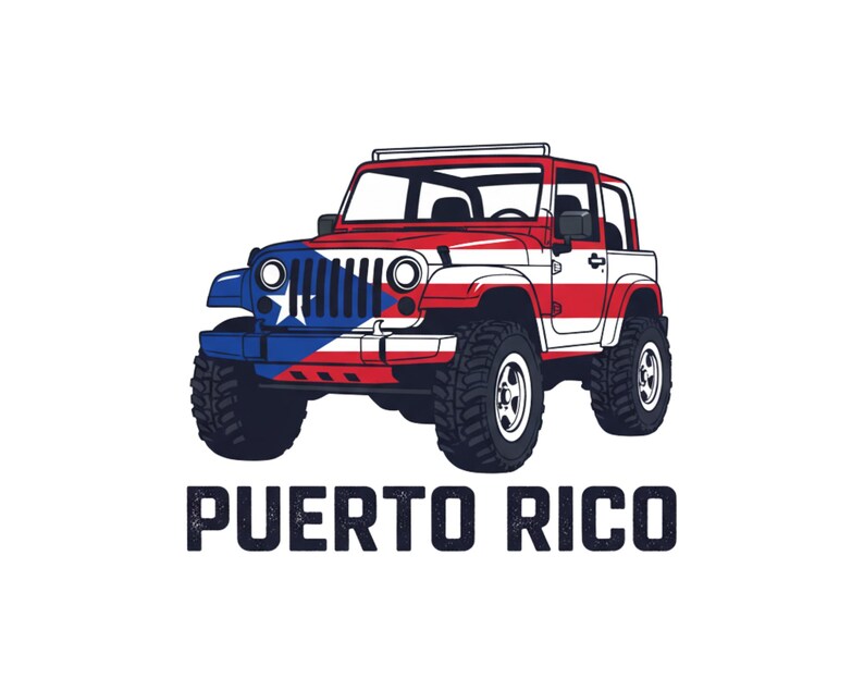 Op de afbeelding: Een rood, wit en blauw Jeep-voertuig met het ontwerp van de Puerto Ricaanse vlag op de voorkant. De tekst "PUERTO RICO" is in een verweerde lettertype eronder gedrukt. De Jeep heeft grote banden en een wit dakrek.