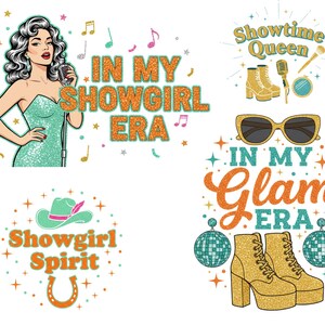 Pu&ograve; includere: Una collezione di grafiche in stile retr&ograve; con tema showgirl. I disegni includono una donna affascinante con un microfono, il testo "In My Showgirl Era" e altri elementi come stivali, occhiali da sole e palle da discoteca. La tavolozza dei colori presenta verde acqua, arancione e oro.