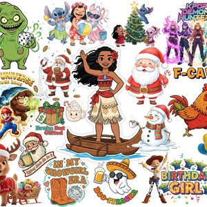 Pu&ograve; includere: Una collezione di adesivi colorati con personaggi dei cartoni animati, temi festivi e testo. Include personaggi di Lilo & Stitch, Moana e Toy Story della Disney, insieme a Babbo Natale, un pupazzo di neve e un gallo. Il testo include "Epic Universe", "Birthday Girl" e "KPOP Demon Hunters".