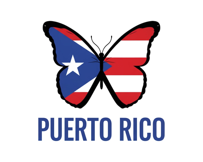 Op de afbeelding: Een vlinderontwerp met de vlag van Puerto Rico op zijn vleugels. De linkervleugel heeft een blauwe driehoek met een witte ster en de rechtervleugel heeft rode en witte strepen. Het woord "PUERTO RICO" staat eronder in blauw.