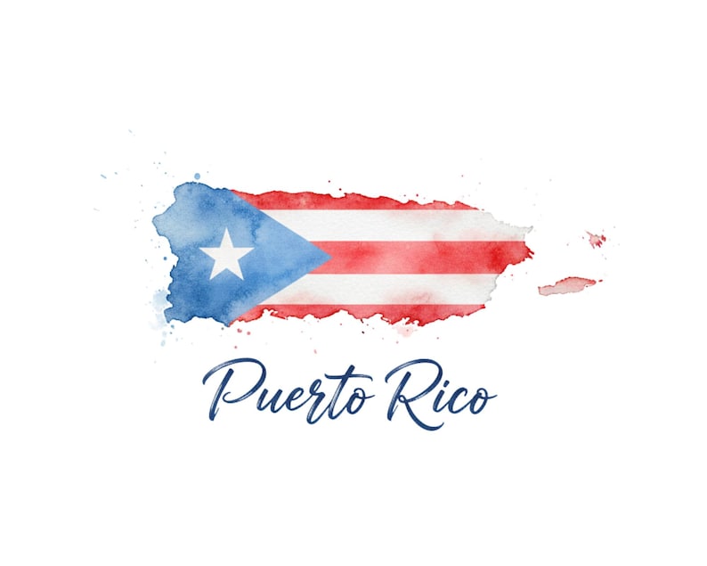 Op de afbeelding: Waterverfillustratie van de vlag van Puerto Rico in de vorm van het eiland. De vlag heeft een blauwe driehoek met een witte ster en rood-witte strepen. Het woord "Puerto Rico" staat eronder in een sierlijk lettertype.