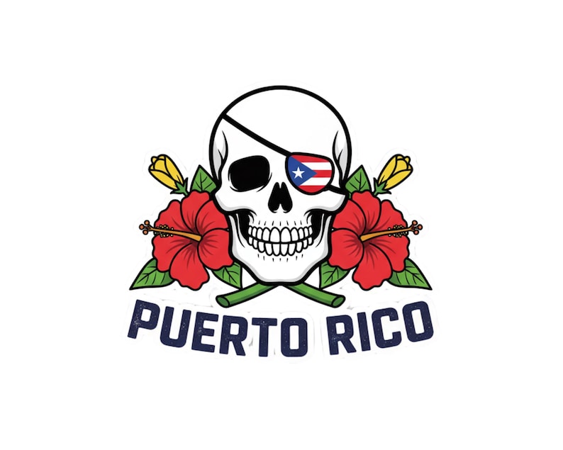 Op de afbeelding: Een witte schedel met een ooglapje met de vlag van Puerto Rico, omringd door rode hibiscusbloemen en groene bladeren. De tekst "PUERTO RICO" is eronder in blauw gedrukt.