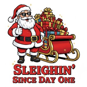 Pu&ograve; includere: Illustrazione a cartoni animati di Babbo Natale con occhiali da sole e un abito rosso, che fa il pollice in su. Una slitta rossa piena di regali confezionati &egrave; dietro di lui. Il testo recita "Sleighin' Since Day One."