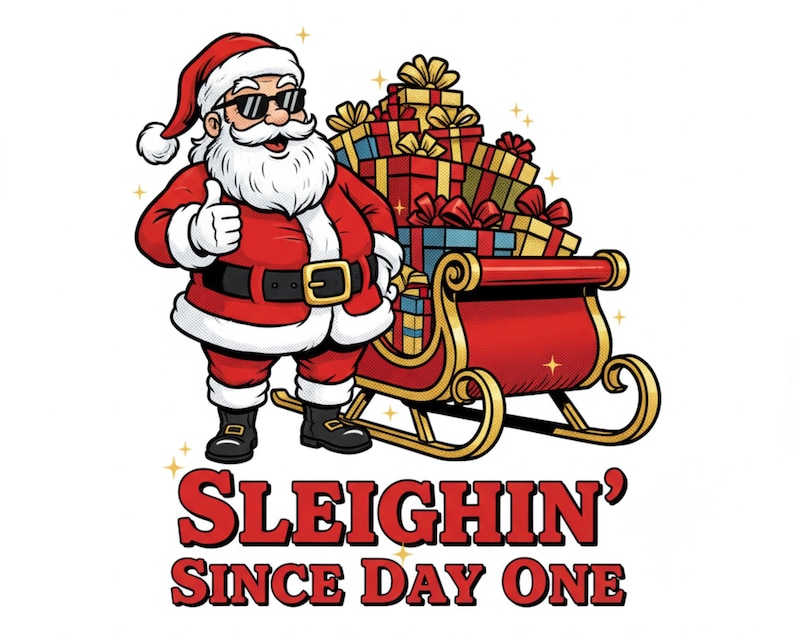 Pu&ograve; includere: Illustrazione a cartoni animati di Babbo Natale con occhiali da sole e un abito rosso, che fa il pollice in su. Una slitta rossa piena di regali confezionati &egrave; dietro di lui. Il testo recita "Sleighin' Since Day One."