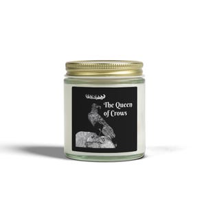 Op de afbeelding: Een set van drie keramische mokken met een gespikkelde, matte afwerking. De mokken zijn in de kleuren crème, grijs en zwart. Elke mok heeft een eenvoudig, minimalistisch ontwerp, perfect voor koffie of thee. De mokken zijn op elkaar gestapeld.