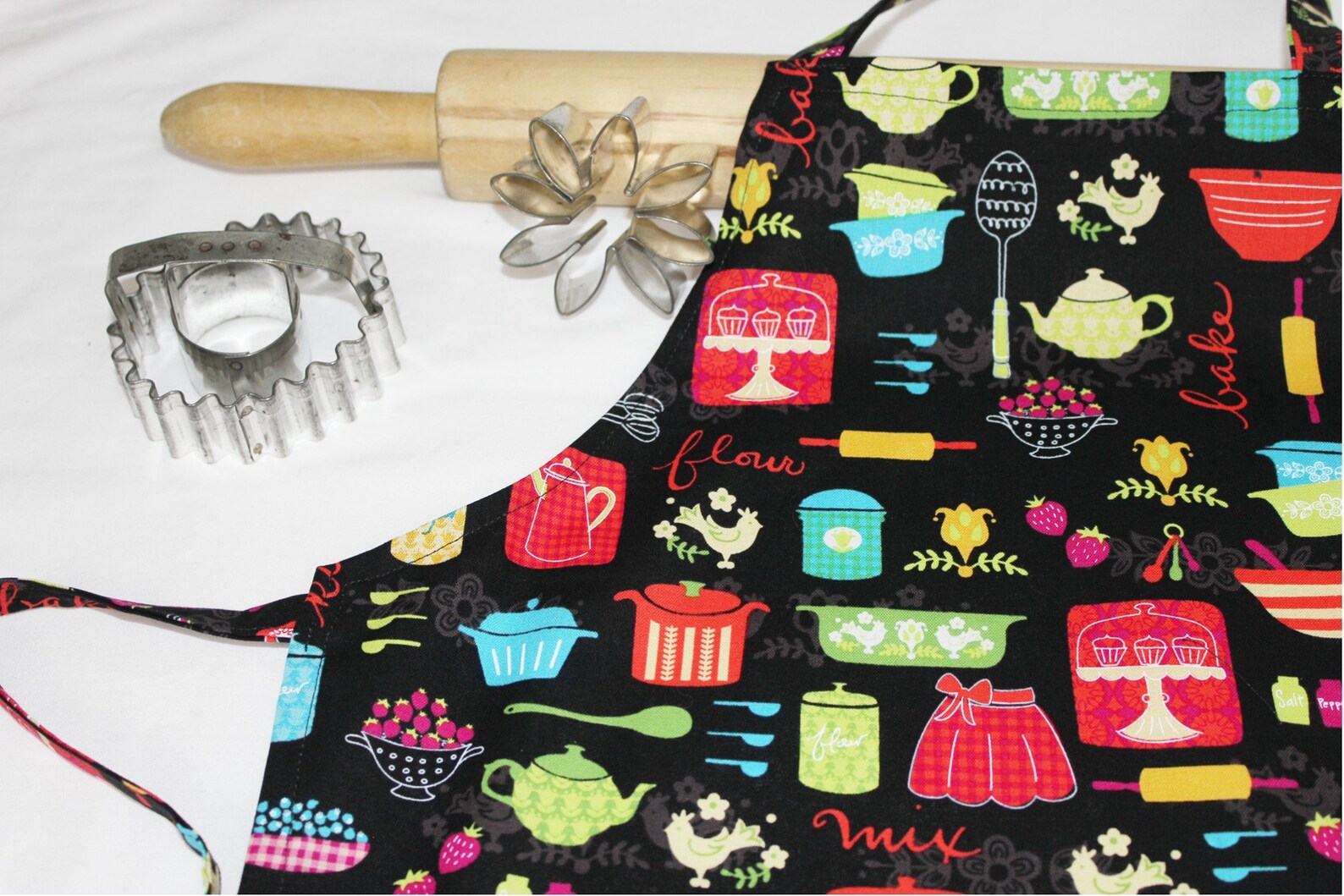Retro Küchengeschirr und Obst auf schwarzer Kinderschürze | Etsy