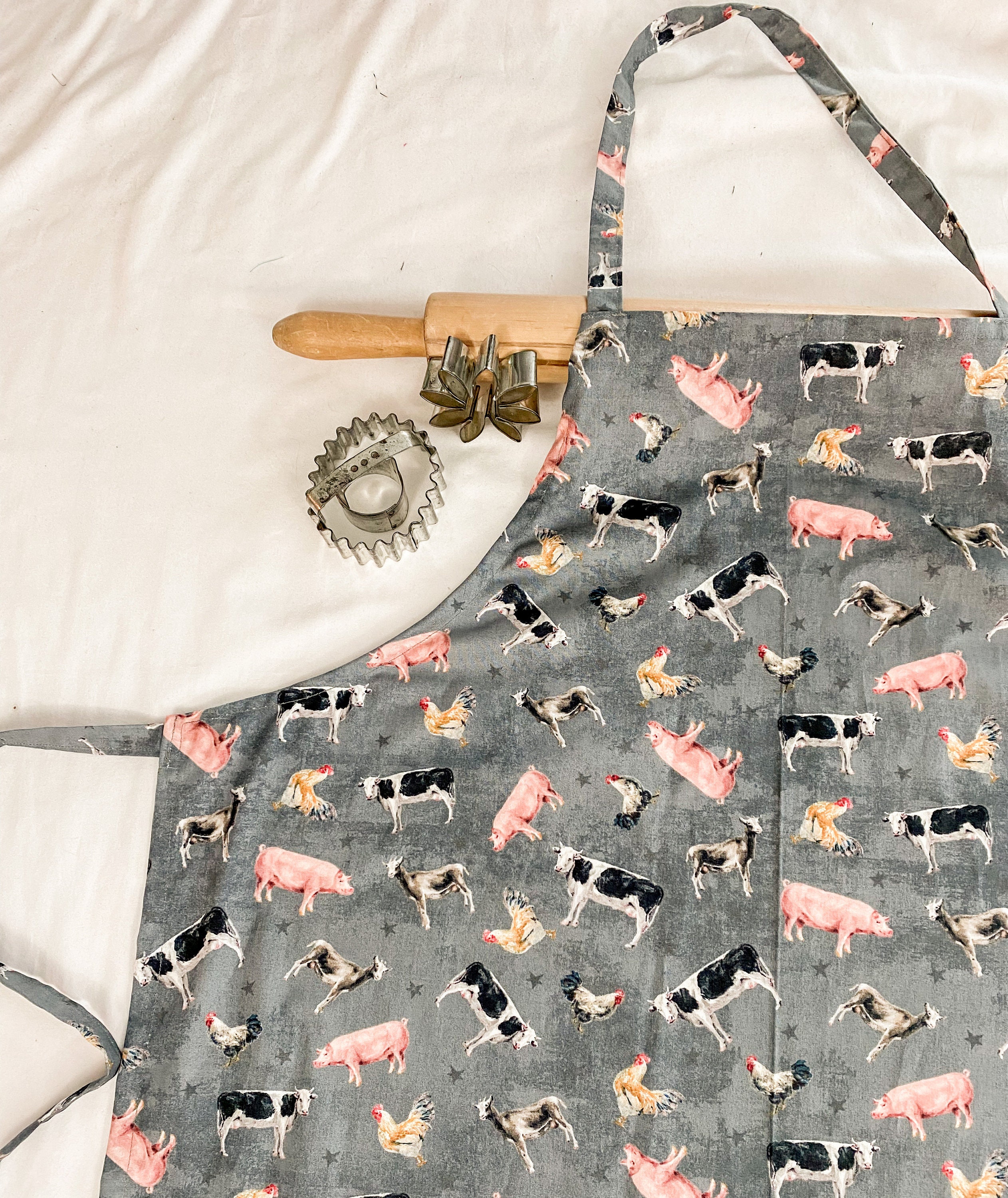 Travelwant Pig Apron Farm Animal Funny Cute Piggy Wearing Leopard Bandanna  Kitchen Chef Waitress Cook Aprons Bib with Pocket Chef Kitchen Cute Aprons