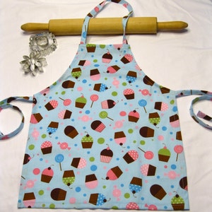 Everyone Loves Cupcakes Child Apron ready to ship image 2