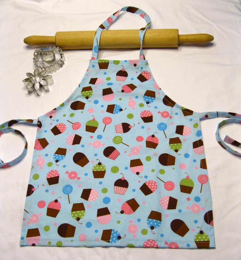 Everyone Loves Cupcakes Child Apron ready to ship image 2