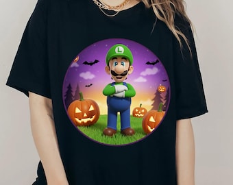 Może przedstawiać: Czarny t-shirt z motywem Halloween. Grafika przedstawia postać z kreskówki w zielonym kapeluszu i niebieskich ogrodniczkach, otoczoną dyniami i nietoperzami. Tło to fioletowo-pomarańczowe niebo.