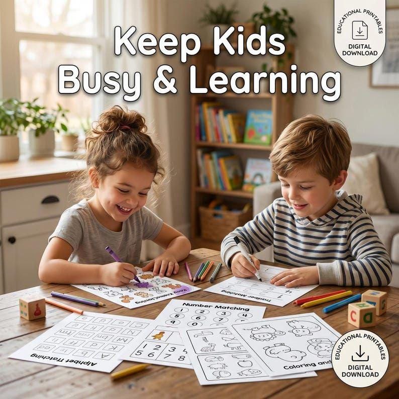K&ouml;nnte beinhalten: Zwei Kinder sitzen an einem Holztisch und malen und arbeiten an Lernmaterialien. Die Materialien umfassen Buchstaben- und Zahlenzuordnungen sowie Ausmalbilder. Der Text "Keep Kids Busy & Learning" ist oben im Bild zu sehen.