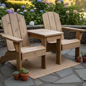 以下が含まれることがあります： 明るい色の木材で作られた2つの木製アディロンダックチェアと、小さなテーブル。椅子とテーブルは石畳のパティオに置かれています。近くには小さな鉢植えの植物があります。