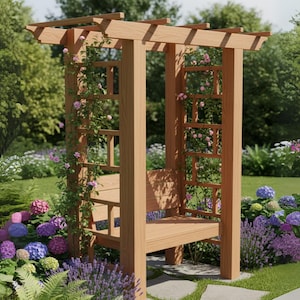 Puede incluir: Un cenador de madera con un banco incorporado, rodeado de exuberante vegetación y flores coloridas. El cenador presenta un diseño de celosía en los laterales y está adornado con plantas trepadoras. La estructura es de madera marrón claro y está situada en un jardín.