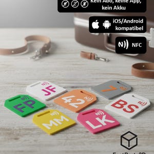 Könnte beinhalten: Eine Sammlung farbiger, rechteckiger NFC-Tags mit individuellen Buchstaben- und Zahlenkombinationen. Die Tags sind in verschiedenen Farben wie Grün, Orange, Gelb und Pink gehalten. Der Text lautet "Kein Abo, keine App, kein Akku" und "iOS/Android kompatibel."