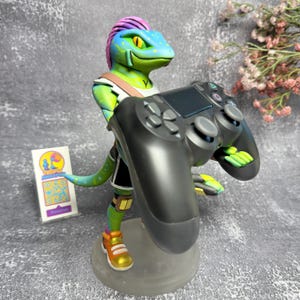 Lizard Warrior-controllerstandaard – handgeschilderd gamingbeeld van hars, bureaudecor