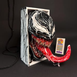 Rincón de lectura artesanal con simbionte alienígena – Diorama de terror 3D, caja de sombras para fans de Lethal Protector