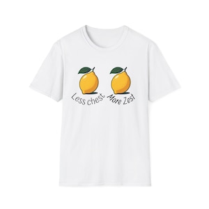 Può includere: T-shirt bianca con due limoni gialli con foglie verdi. Il testo "Less chest, More Zest" è stampato sotto. Un capo casual per tutti i giorni, adatto a uno stile rilassato.