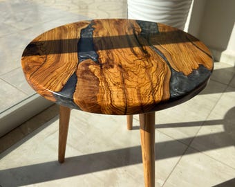 Tavolo da fiume in legno d'ulivo fatto a mano / Mobili decorativi in resina epossidica
