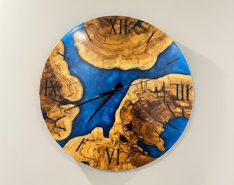 Reloj de pared de madera de olivo con resina epoxi azul hecho a mano: decoración rústica moderna